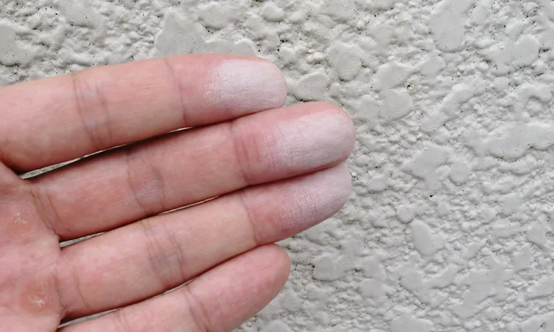 触ると手に白い粉が付く（チョーキング・白亜化現象）