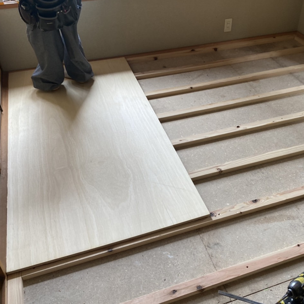 上にベースとなる木板を設置します。